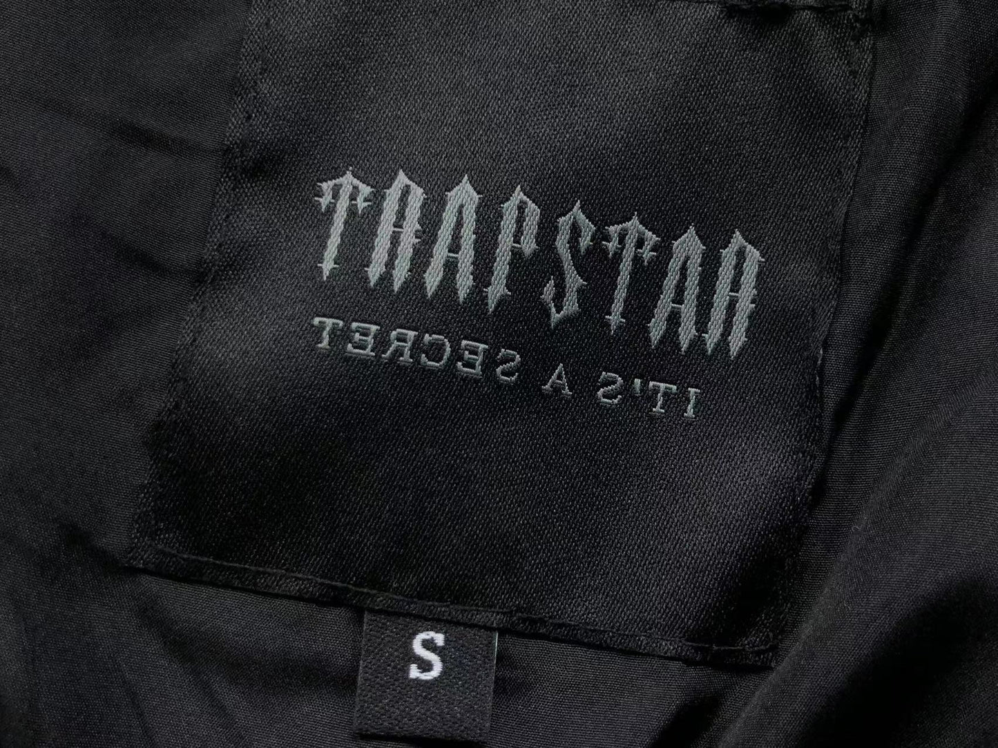 trapstar-irongate-detachable-hooded-puffer-jacket-black-10-Drip Store Argentina
