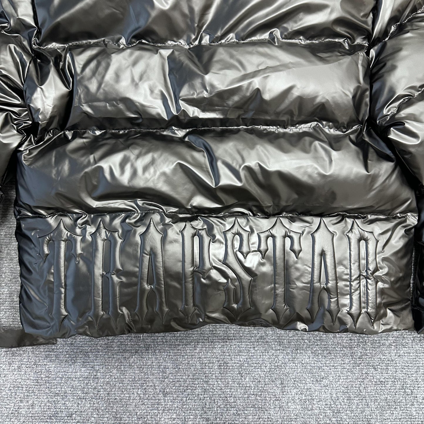 Campera Trapstar Irongate Embossed Puffer Negra