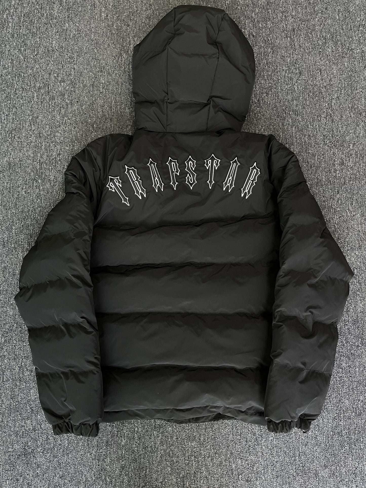 Campera Trapstar Irongate Hooded Quilted Puffer Negra