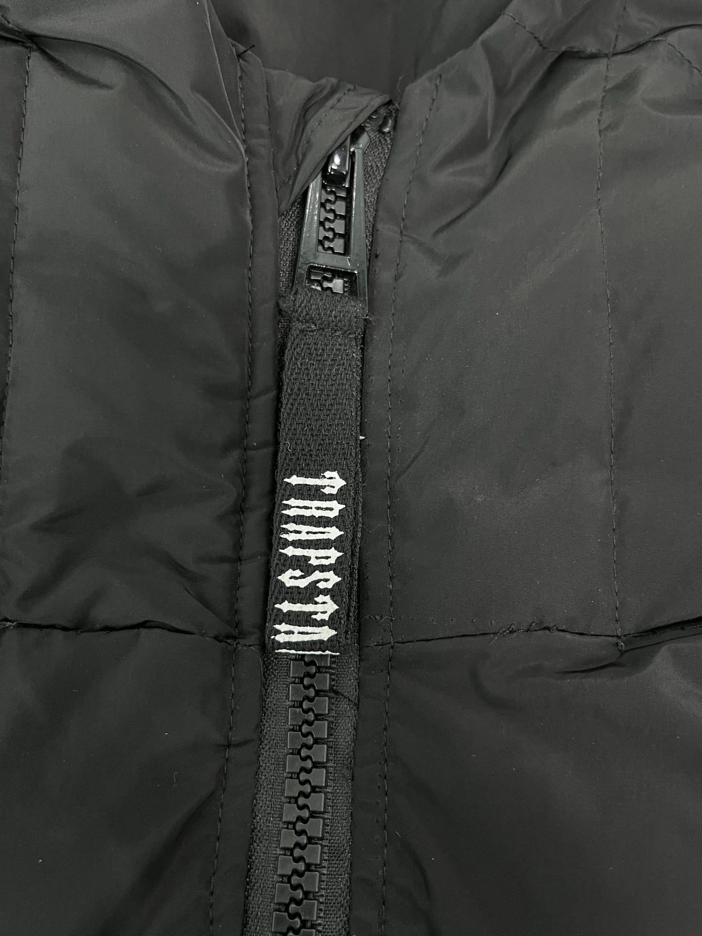 Campera Trapstar Irongate Hooded Quilted Puffer Negra