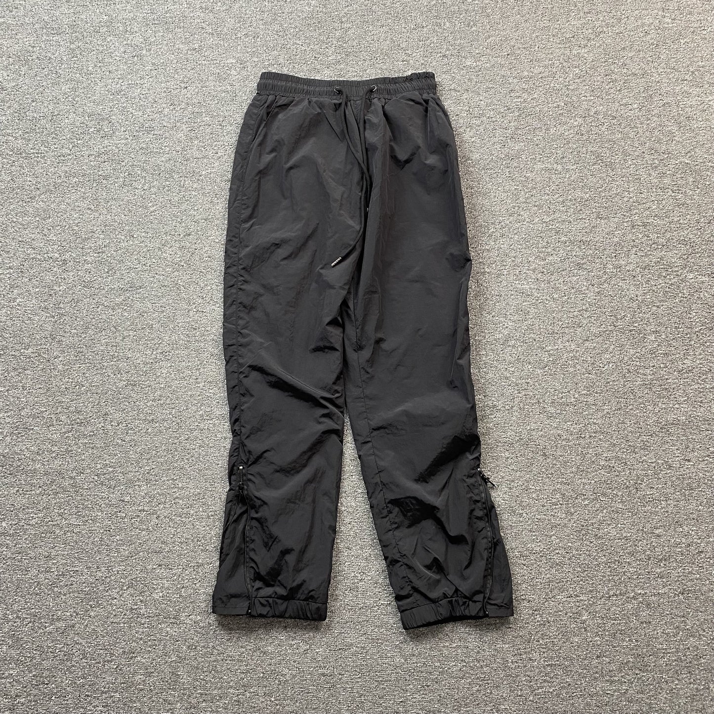 trapstar-irongate-shell-tracksuit-2_0-black-red-3-Drip Store Argentina