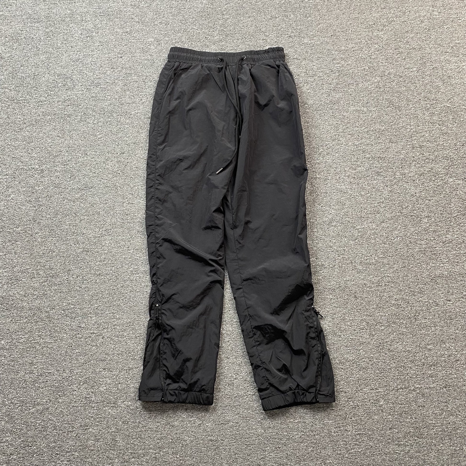 trapstar-irongate-shell-tracksuit-2_0-black-red-3-Drip Store Argentina