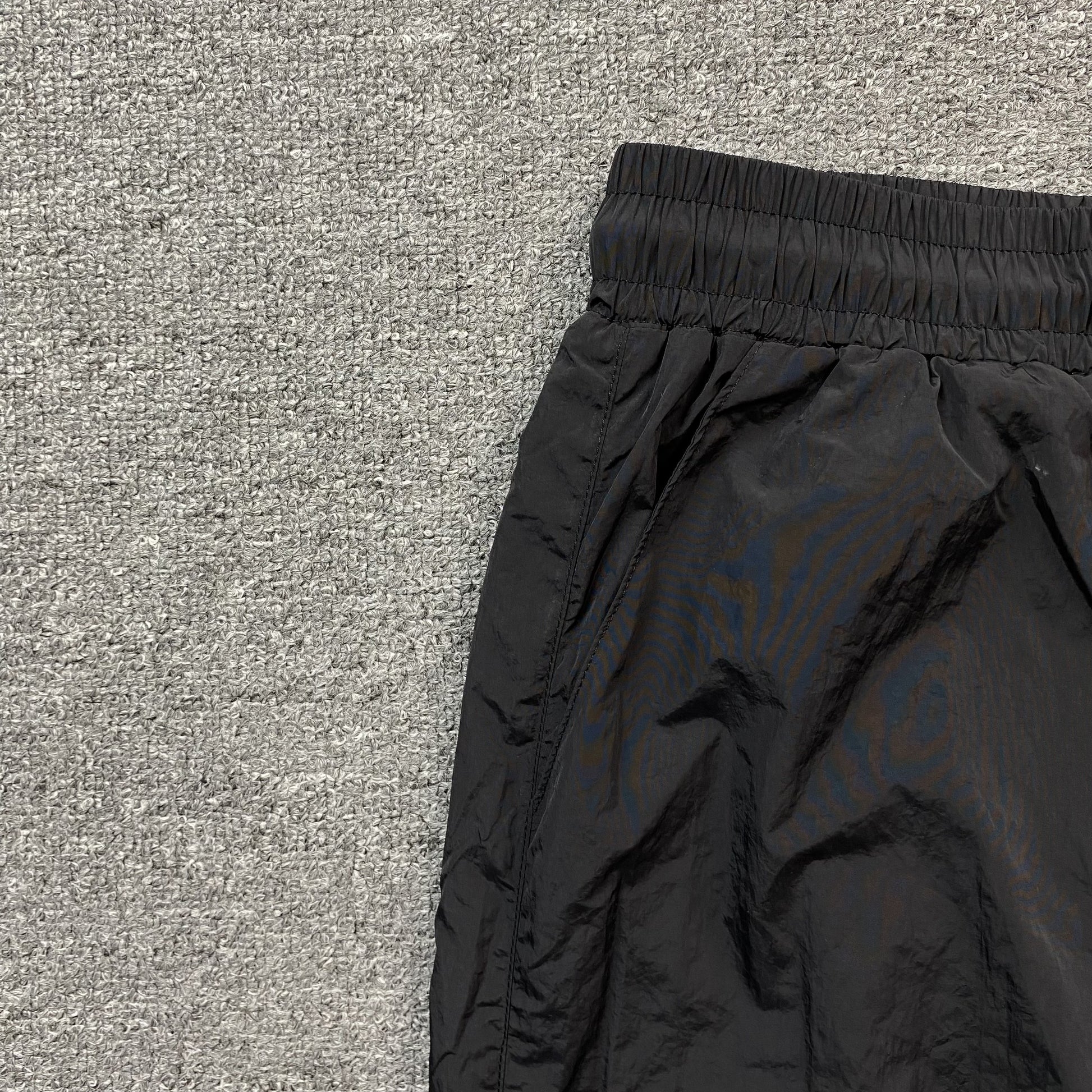 trapstar-irongate-shell-tracksuit-2_0-black-red-5-Drip Store Argentina