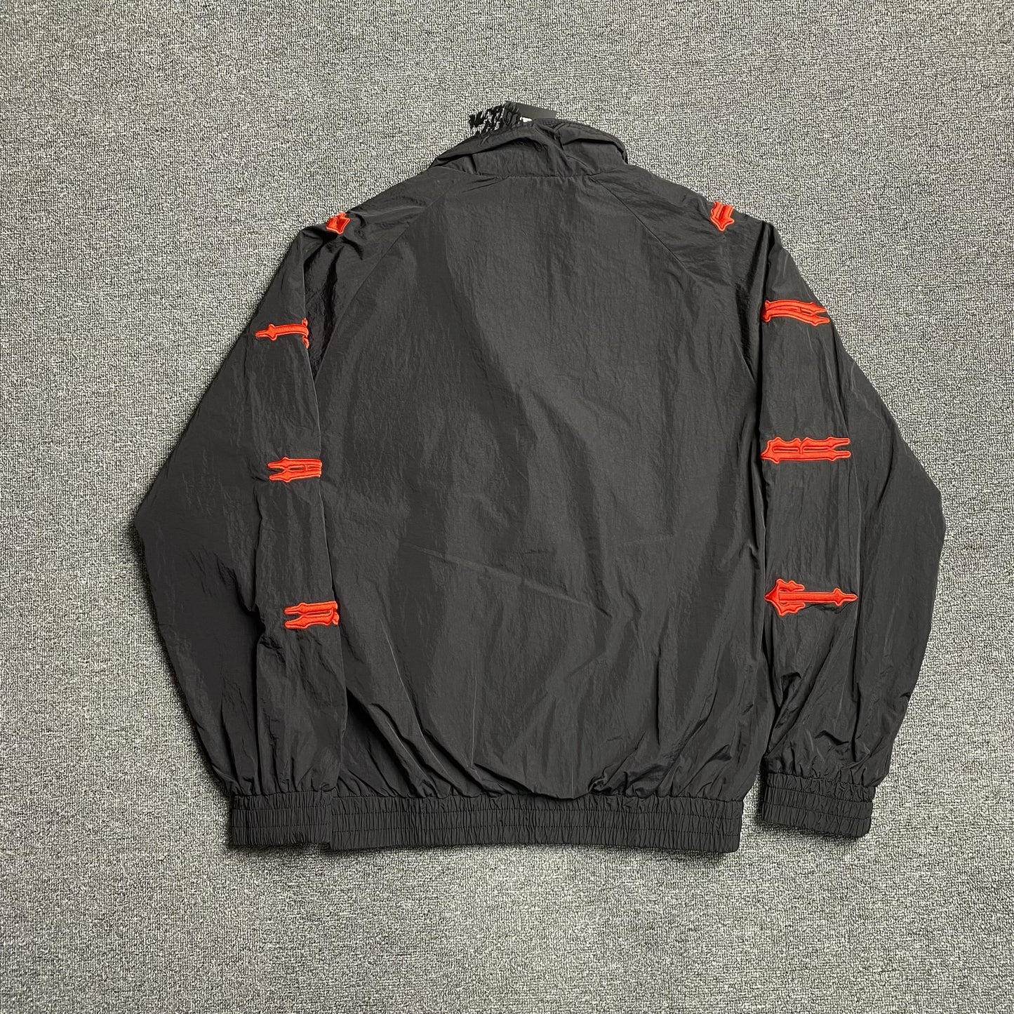 trapstar-irongate-shell-tracksuit-2_0-black-red-6-Drip Store Argentina