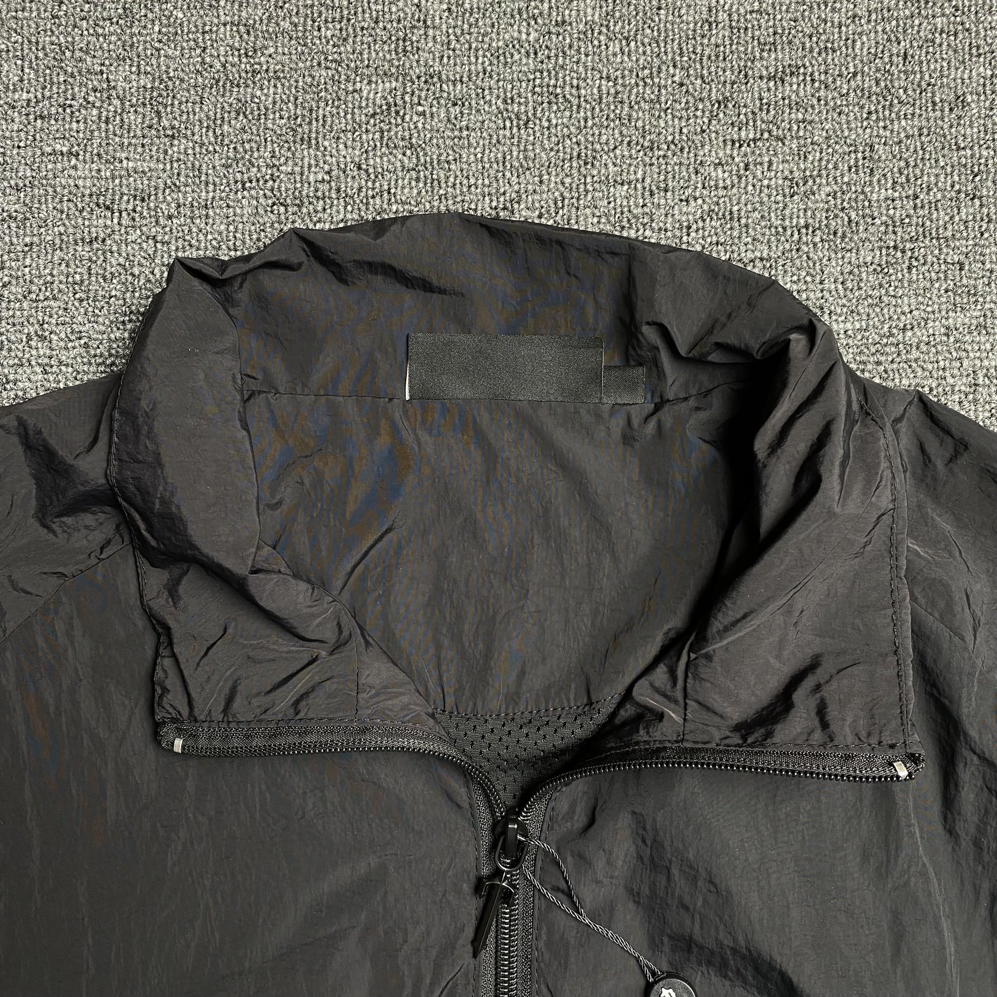 trapstar-irongate-shell-tracksuit-2_0-black-red-7-Drip Store Argentina