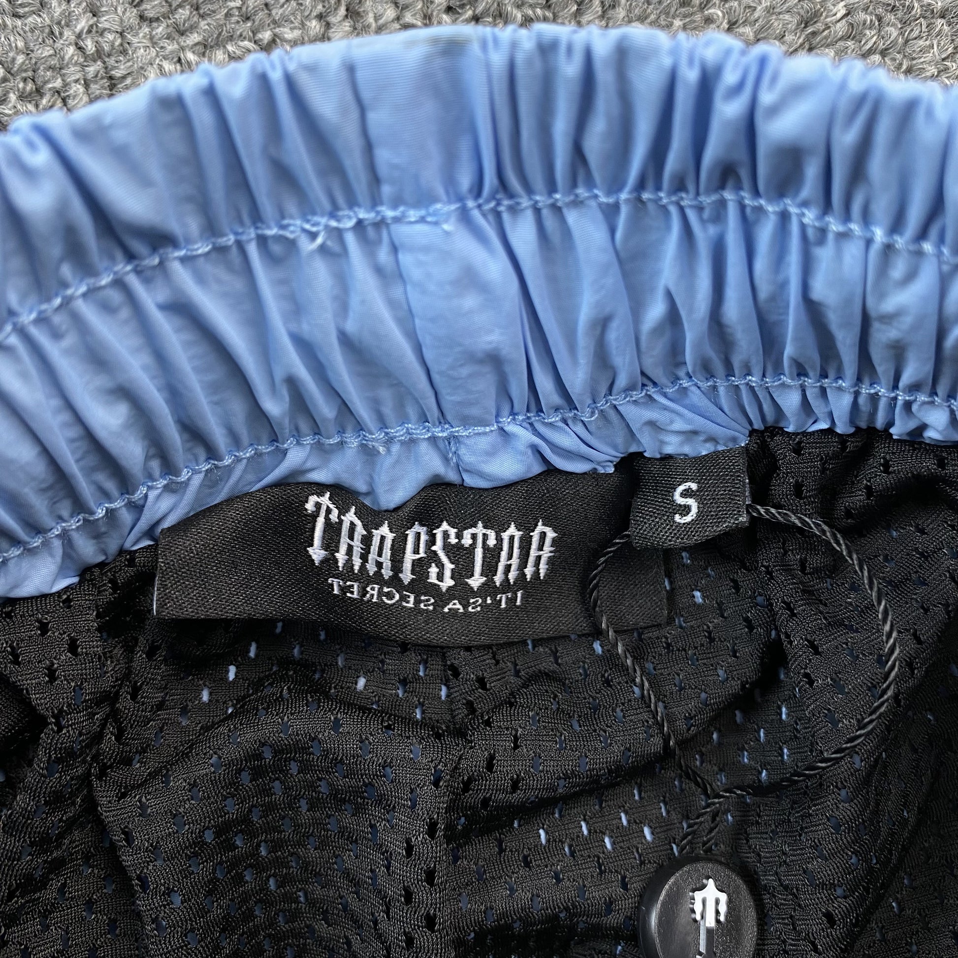 trapstar-irongate-shell-tracksuit-2_0-blue-black-3-Drip Store Argentina