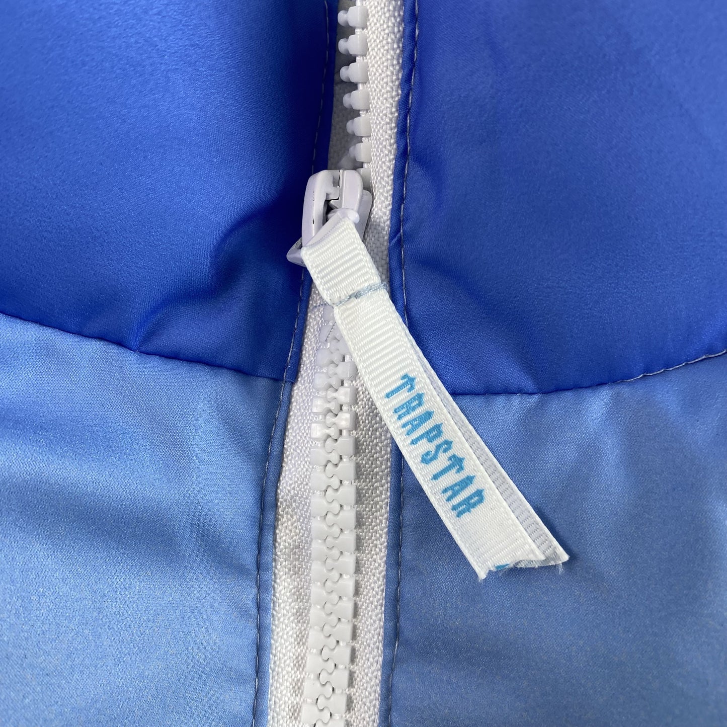 trapstar-irongate-t-badge-gilet-ice-blue-gradient-10-Drip Store Argentina