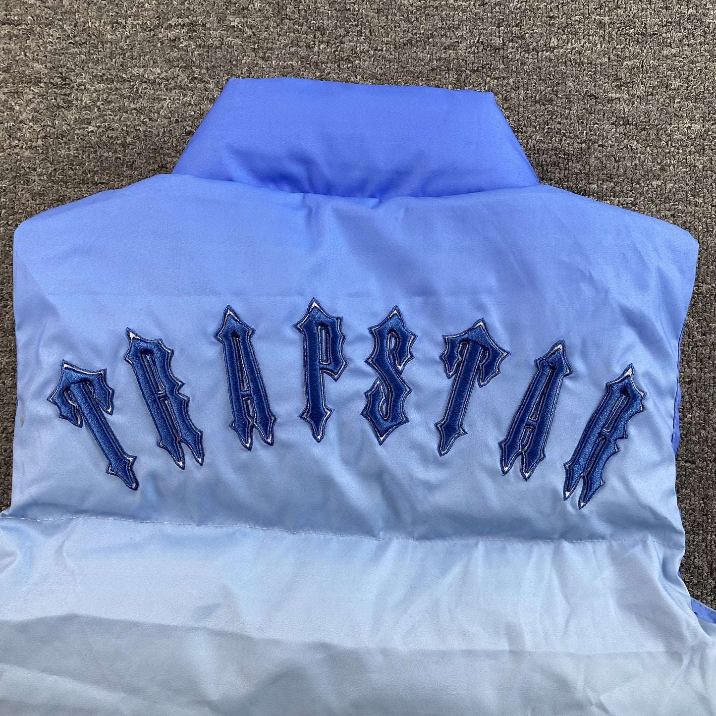 trapstar-irongate-t-badge-gilet-ice-blue-gradient-3-Drip Store Argentina