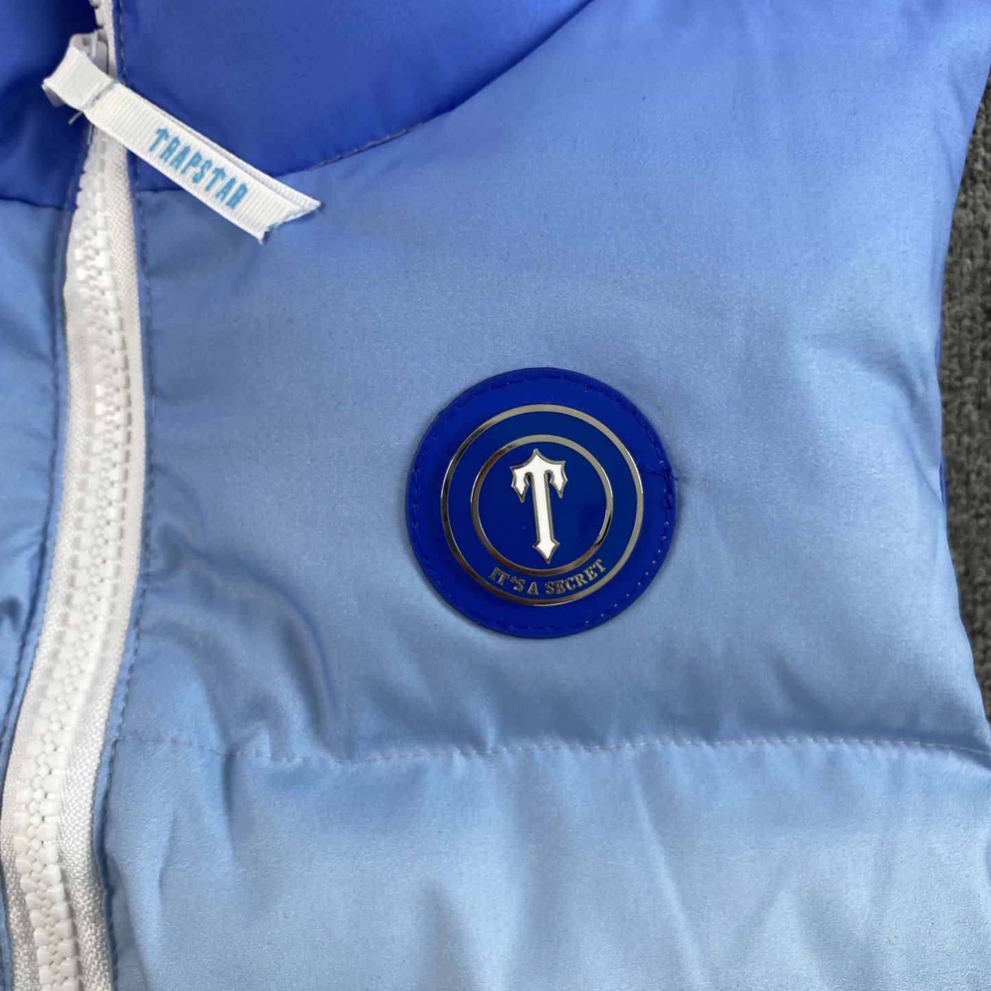 trapstar-irongate-t-badge-gilet-ice-blue-gradient-4-Drip Store Argentina