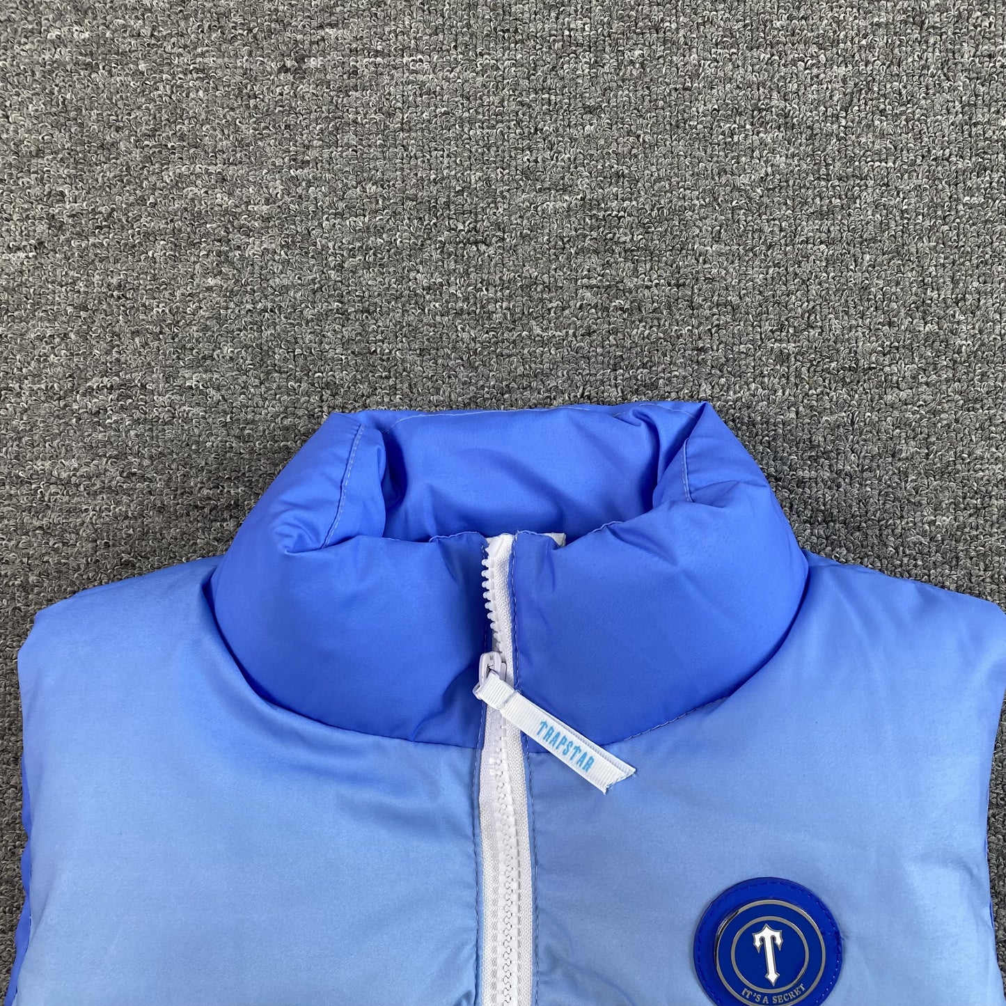 trapstar-irongate-t-badge-gilet-ice-blue-gradient-6-Drip Store Argentina