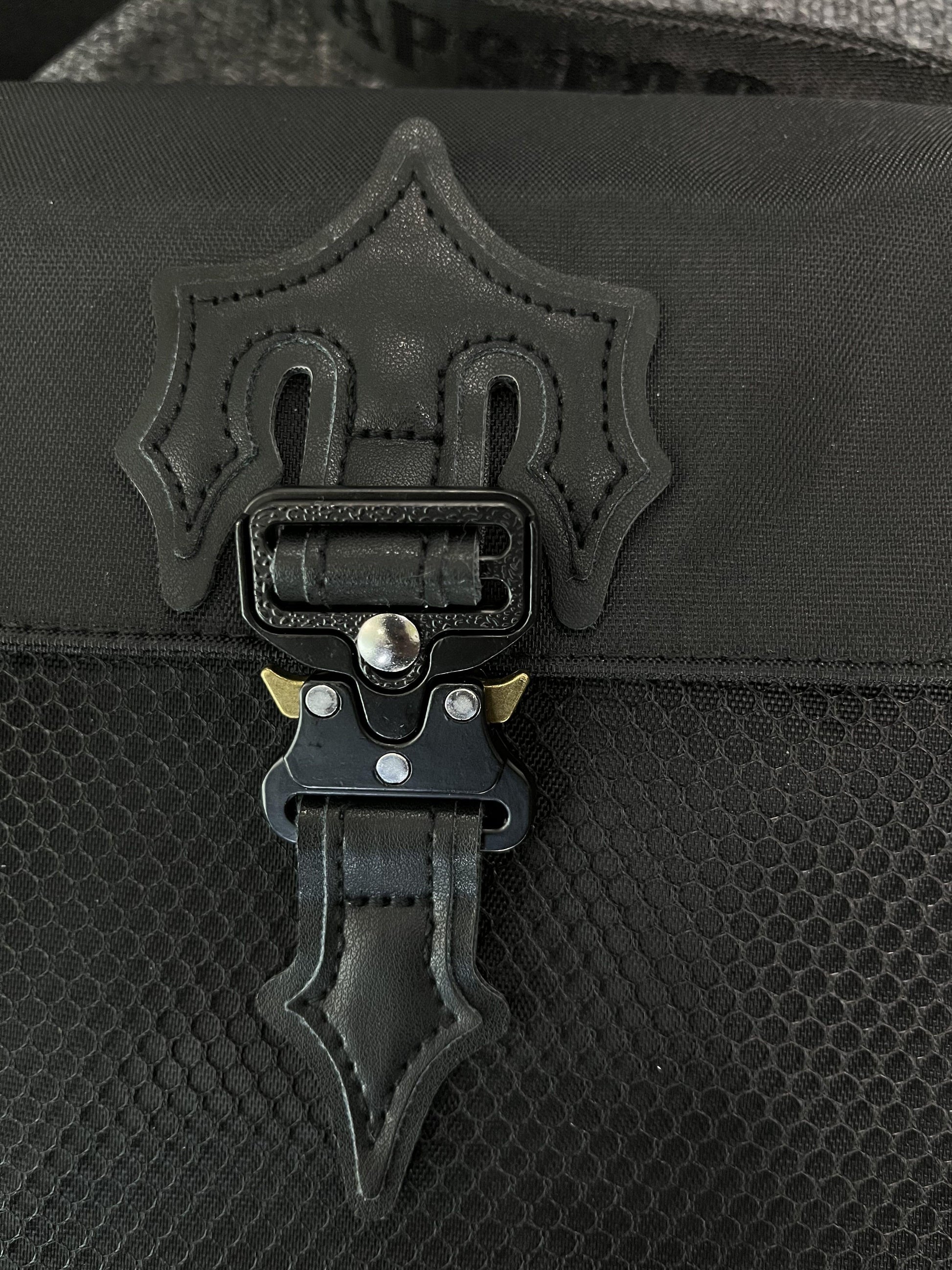 trapstar-irongate-t-crossbody-bag-black-edition-2-Drip Store Argentina