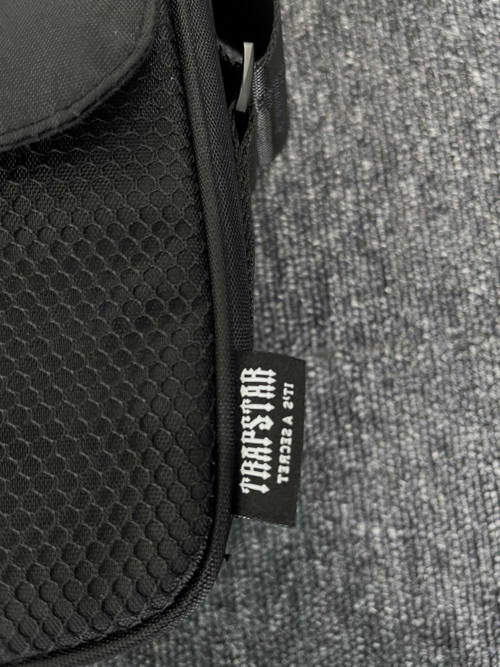 trapstar-irongate-t-crossbody-bag-black-edition-3-Drip Store Argentina