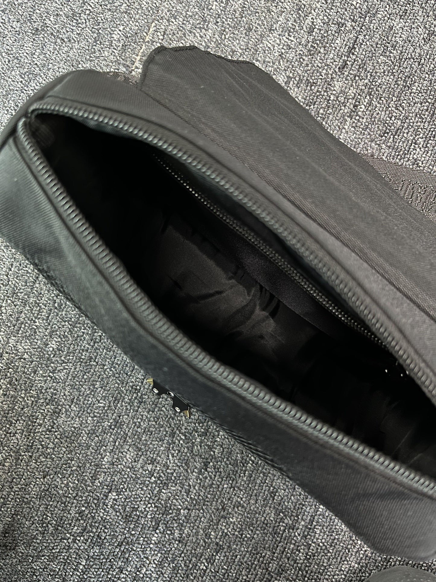 trapstar-irongate-t-crossbody-bag-black-edition-5-Drip Store Argentina