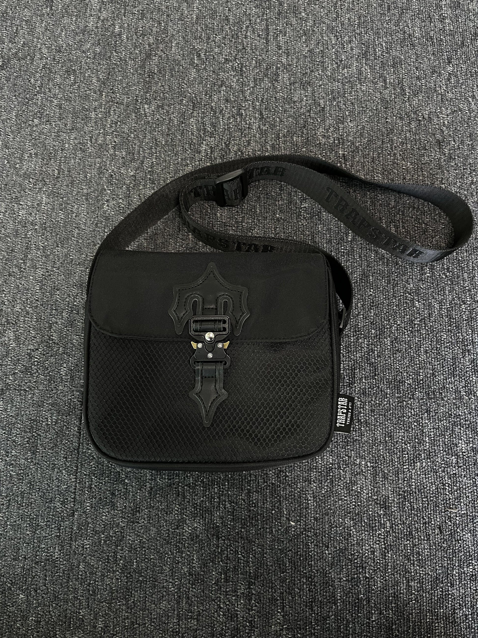 trapstar-irongate-t-crossbody-bag-black-edition-Drip Store Argentina