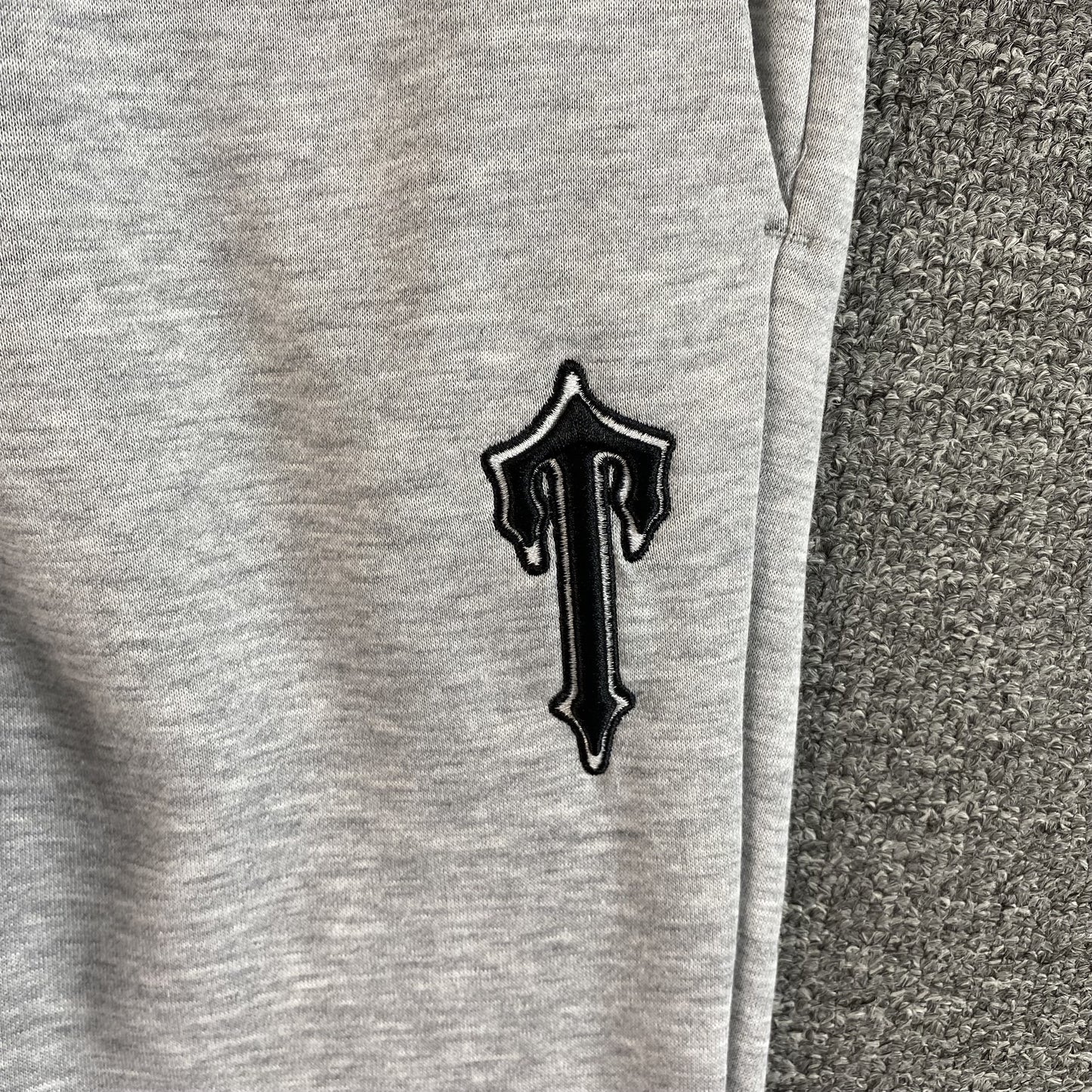 trapstar-v-stripe-tracksuit-grey-10-Drip Store Argentina