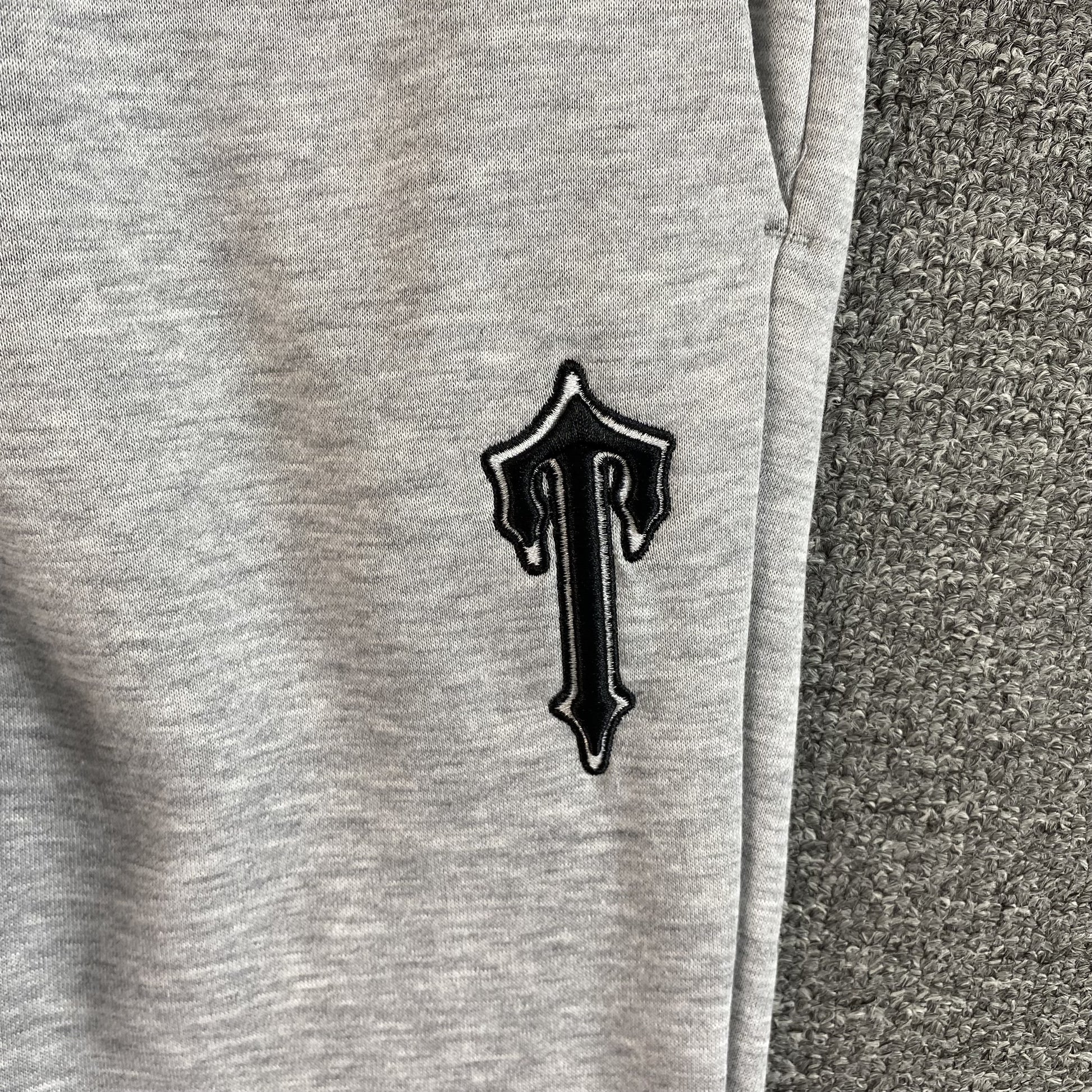 trapstar-v-stripe-tracksuit-grey-10-Drip Store Argentina