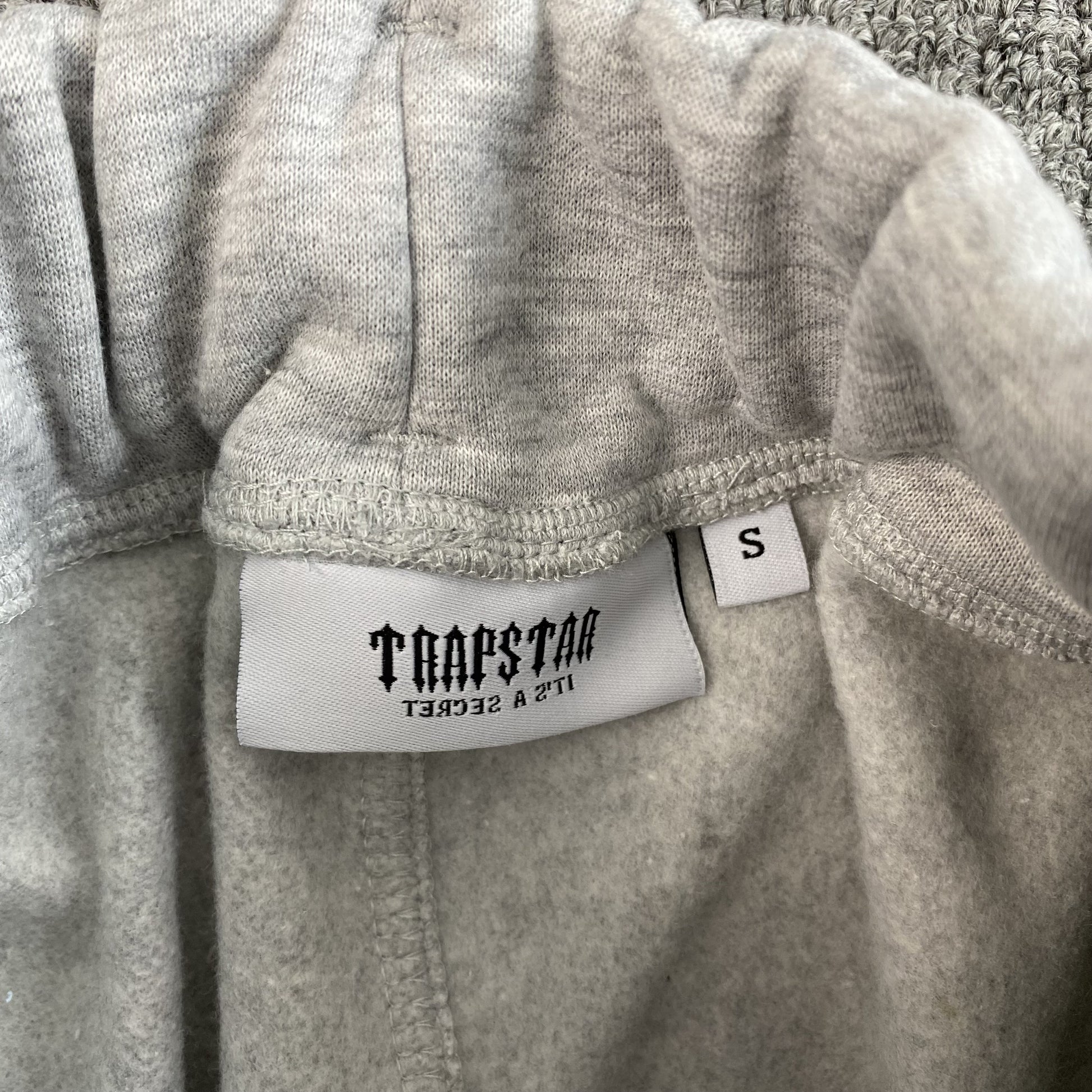 trapstar-v-stripe-tracksuit-grey-8-Drip Store Argentina
