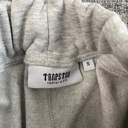 trapstar-v-stripe-tracksuit-grey-8-Drip Store Argentina