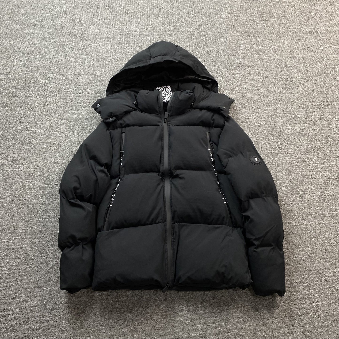 trapstar-x-awful-lot-of-cough-syrup-puffer-jacket-black-2-Drip Store Argentina
