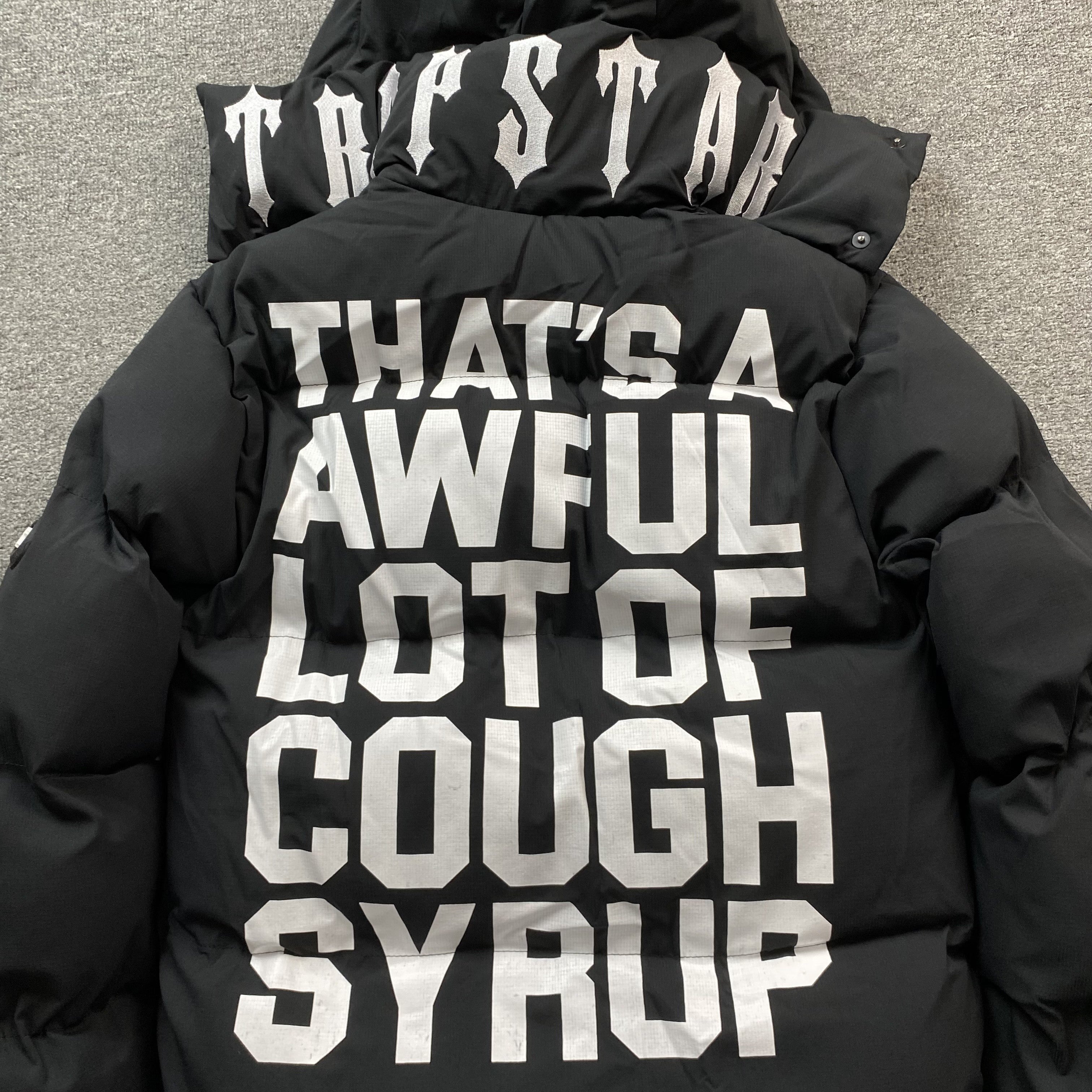 Campera Trapstar X Awful Lot Of Cough Syrup Puffer Negra – Drip