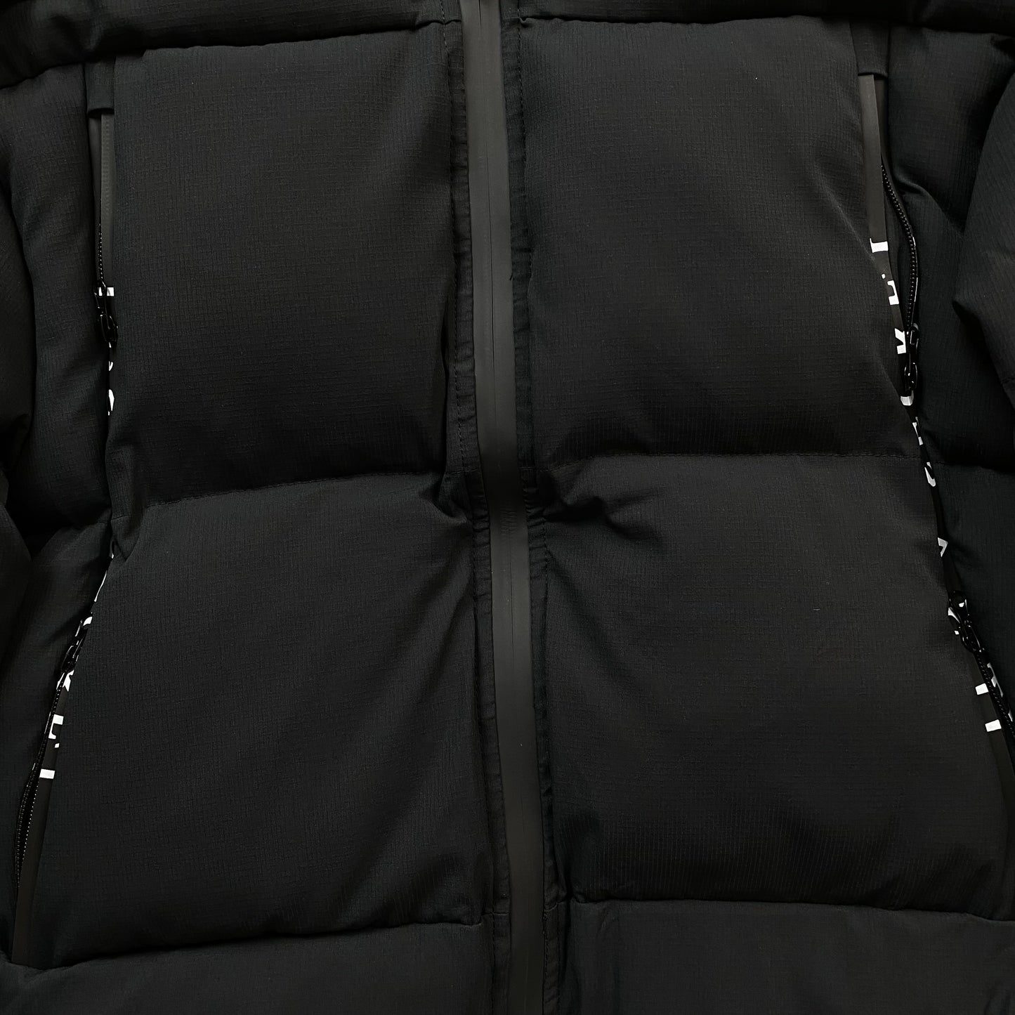 trapstar-x-awful-lot-of-cough-syrup-puffer-jacket-black-4-Drip Store Argentina