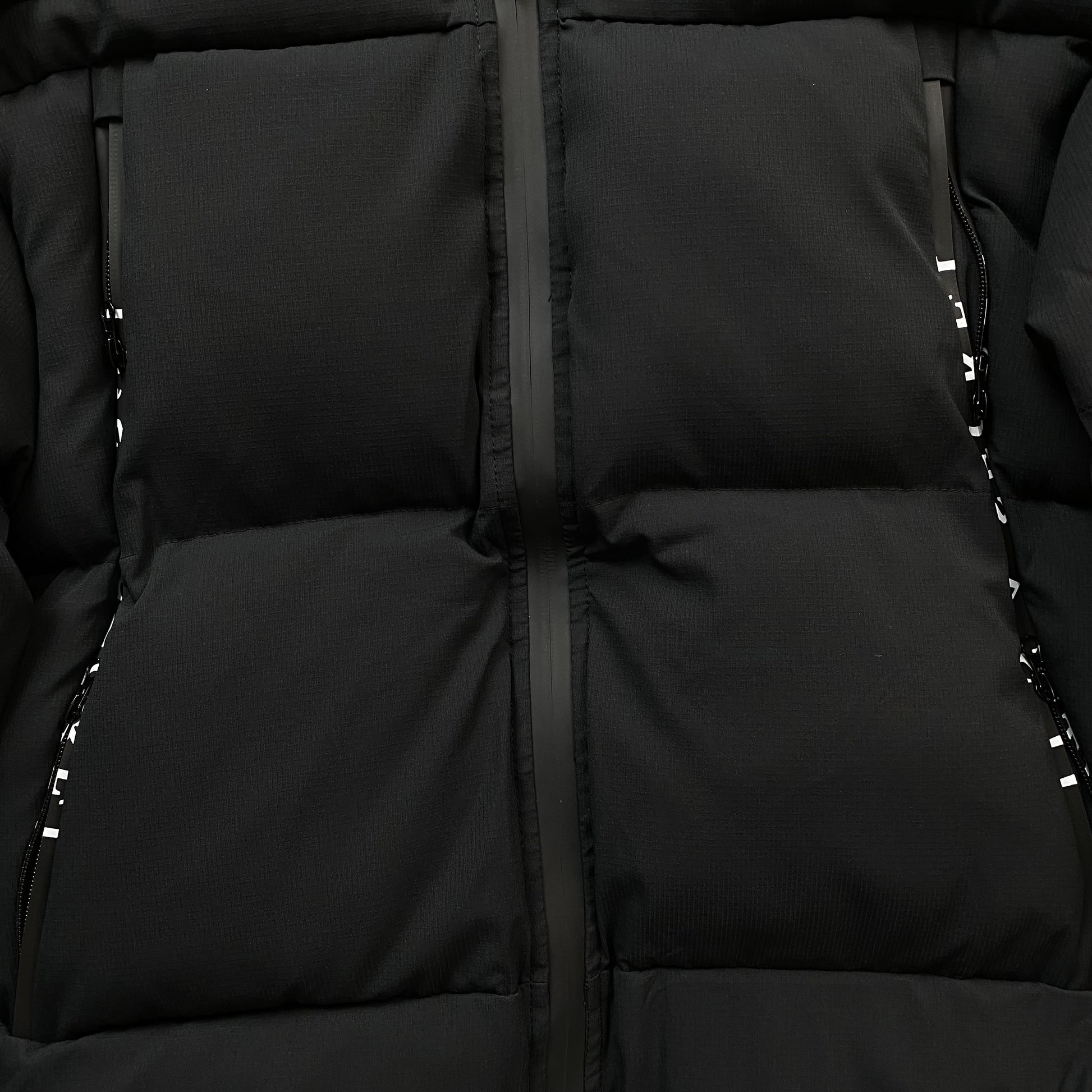 trapstar-x-awful-lot-of-cough-syrup-puffer-jacket-black-4-Drip Store Argentina