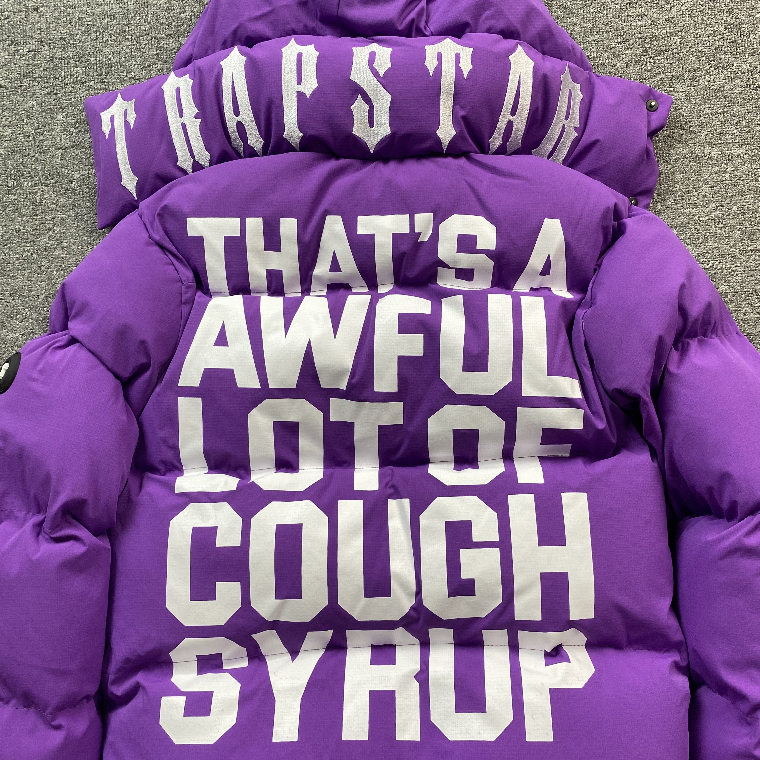 Campera Trapstar X Awful Lot Of Cough Syrup Puffer Violeta – Drip